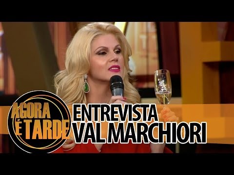 Val - Nesta entrevista, muitas coisas diferentes acontecem... Rafinha canta para Val desfilar, Val entrevista Rafinha... só assistindo para entender.