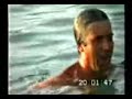 Portocolom 1989En agosto de 1989 vivimos los últimos días de Portocolom vivo. Fue el último mes en que sus aguas eran limpias y transparentes. A principios de septiembre hubo unas lluvias torrenciales que destrozaron la mayor parte del levante mallorquín. Arrastraron toneladas de tierra de campo a las aguas del puerto, tierra que pudo verse removida en el agua del mar durante varios veranos. Después la especulación, drenajes, construcciones,... mantuvieron el mar muerto de Portocolom hasta nuestros días. No le dieron oportunidad de resucitar. El fondo musical es 