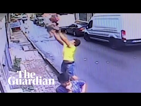 W Turcji nastolatek złapał dwuletnią dziewczynkę, która wypadła z okna