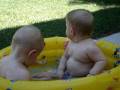 Mellizos por primera vez en la piscina - Twins first time in the pool
