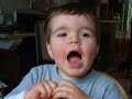 Bram, bijna 3, zingt een aapje wou eens lollig zijn