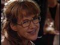lisa mantiene entretenido a blume mientras david se ocupa de su conquista. a �sta le dice que su asistente es perfecta para cuando quiere desembarazarse de clientes pesados. sonr�e mirandola a ella y lisa piensa 