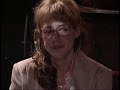 lisa mantiene entretenido a blume mientras david se ocupa de su conquista. a �sta le dice que su asistente es perfecta para cuando quiere desembarazarse de clientes pesados. sonr�e mirandola a ella y lisa piensa 