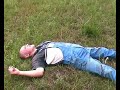 Drugi odcinek serialu amatorskiej grupy filmowej Malefactor. Lusia idąc do kościoła zgubiła w lesie Ćicirade, jednak przypadkiem natrafiła na Jadzie. Obie dawno się nie widziały więc Jadzia zaprosiła Lusie do siebie. Po przyjęciu babkom było mało więc poszły dalej szukać piwa, po drodze natrafiły na rolnika Wiecha, który chciał odebrać babkom ich rente. Co sie działo dalej to se zobaczcie bo mnie sie nie chce:) pisać.
