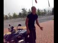 valentino con il quad nel parcheggio di ondaland@ondaland