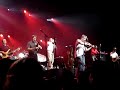 groupe sans gain
vid�os amateur, d�sol� pour la mauvaise qualit� tant sonore que visuelle, cela ne rend pas vraiment hommage � cette...
superbe soir�e festive avec tri yann, carlos nunez et le groupe sans gain! je ne l'oublierai jamais!
m�me s'il y a eu un fameux retard (dont ils se sont tous excus�s), ce n'est pas grave, ils y ont mis le paquet pour nous le faire oublier et je les en remercie. je remercie aussi les techniciens qui se sont cass�s la t�te afin de nous permettre de vivre cette soir�e inoubliable.
un tout grand merci du fond du c?ur � tous!

premi�re partie:
groupe sans gain.
habituellement groupe de bal folk. ils ex�cutent leur premi�re prestation de concert avec une belle aisance et nous ont fait danser comme ils en ont le secret, avec leur ma�tre � danser et pdg (p�re du groupe), jean-paul milion. autant dire qu'ils �taient tr�s fiers que tri yann leur ai demand� d'assurer cette premi�re partie. bref, on l'entend aux vid�os, ils ont mis une ambiance du tonnerre! essayez de faire un bal folk avec eux, vous en redemanderez!
voici donc un extrait du cercle circassien final. on entend tr�s bien l'ambiance qu'ils ont install�e.
groupe sans gain, site officiel: http://www.groupesansgain.org/

deuxi�me partie:
carlos nunez!
en pleine forme aussi, blagueur comme � son habitude et d'une gentillesse rare. il nous a fait une superbe prestation: les drapeaux tournoient tandis que carlos et pancho dansent... il passe du traditionnel revisit� � sa version du bol�ro (de maurice ravel) en passant par les chieftains avec une maestria, je ne vous dis que �a: g�nial! n'h�sitez pas, un concert de carlos nunez, �a vous prend aux tripes et �a vaut franchement le d�tour! (d�sol�, il n'y a pas de vid�o le concernant.)
carlos nunez, site officiel: http://www.carlos-nunez.com/lang-pref/fr/

troisi�me partie:
tri yann !!!
ils sont formidables! superbes costumes et invitation � la f�te r�ussie! quoiqu'elle �tait d�j� bien partie, mais l�, �a tenait du d�lire, dans la salle comme sur sc�ne! ils ont altern� leurs classiques avec des chansons de leur dernier album 