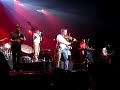 groupe sans gain
vid�os amateur, d�sol� pour la mauvaise qualit� tant sonore que visuelle, cela ne rend pas vraiment hommage � cette...
superbe soir�e festive avec tri yann, carlos nunez et le groupe sans gain! je ne l'oublierai jamais!
m�me s'il y a eu un fameux retard (dont ils se sont tous excus�s), ce n'est pas grave, ils y ont mis le paquet pour nous le faire oublier et je les en remercie. je remercie aussi les techniciens qui se sont cass�s la t�te afin de nous permettre de vivre cette soir�e inoubliable.
un tout grand merci du fond du c?ur � tous!

premi�re partie:
groupe sans gain.
habituellement groupe de bal folk. ils ex�cutent leur premi�re prestation de concert avec une belle aisance et nous ont fait danser comme ils en ont le secret, avec leur ma�tre � danser et pdg (p�re du groupe), jean-paul milion. autant dire qu'ils �taient tr�s fiers que tri yann leur ai demand� d'assurer cette premi�re partie. bref, on l'entend aux vid�os, ils ont mis une ambiance du tonnerre! essayez de faire un bal folk avec eux, vous en redemanderez!
voici donc un extrait du cercle circassien final. on entend tr�s bien l'ambiance qu'ils ont install�e.
groupe sans gain, site officiel: http://www.groupesansgain.org/

deuxi�me partie:
carlos nunez!
en pleine forme aussi, blagueur comme � son habitude et d'une gentillesse rare. il nous a fait une superbe prestation: les drapeaux tournoient tandis que carlos et pancho dansent... il passe du traditionnel revisit� � sa version du bol�ro (de maurice ravel) en passant par les chieftains avec une maestria, je ne vous dis que �a: g�nial! n'h�sitez pas, un concert de carlos nunez, �a vous prend aux tripes et �a vaut franchement le d�tour! (d�sol�, il n'y a pas de vid�o le concernant.)
carlos nunez, site officiel: http://www.carlos-nunez.com/lang-pref/fr/

troisi�me partie:
tri yann !!!
ils sont formidables! superbes costumes et invitation � la f�te r�ussie! quoiqu'elle �tait d�j� bien partie, mais l�, �a tenait du d�lire, dans la salle comme sur sc�ne! ils ont altern� leurs classiques avec des chansons de leur dernier album 