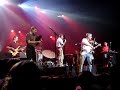 groupe sans gain
vid�os amateur, d�sol� pour la mauvaise qualit� tant sonore que visuelle, cela ne rend pas vraiment hommage � cette...
superbe soir�e festive avec tri yann, carlos nunez et le groupe sans gain! je ne l'oublierai jamais!
m�me s'il y a eu un fameux retard (dont ils se sont tous excus�s), ce n'est pas grave, ils y ont mis le paquet pour nous le faire oublier et je les en remercie. je remercie aussi les techniciens qui se sont cass�s la t�te afin de nous permettre de vivre cette soir�e inoubliable.
un tout grand merci du fond du c?ur � tous!

premi�re partie:
groupe sans gain.
habituellement groupe de bal folk. ils ex�cutent leur premi�re prestation de concert avec une belle aisance et nous ont fait danser comme ils en ont le secret, avec leur ma�tre � danser et pdg (p�re du groupe), jean-paul milion. autant dire qu'ils �taient tr�s fiers que tri yann leur ai demand� d'assurer cette premi�re partie. bref, on l'entend aux vid�os, ils ont mis une ambiance du tonnerre! essayez de faire un bal folk avec eux, vous en redemanderez!
voici donc un extrait du cercle circassien final. on entend tr�s bien l'ambiance qu'ils ont install�e.
groupe sans gain, site officiel: http://www.groupesansgain.org/

deuxi�me partie:
carlos nunez!
en pleine forme aussi, blagueur comme � son habitude et d'une gentillesse rare. il nous a fait une superbe prestation: les drapeaux tournoient tandis que carlos et pancho dansent... il passe du traditionnel revisit� � sa version du bol�ro (de maurice ravel) en passant par les chieftains avec une maestria, je ne vous dis que �a: g�nial! n'h�sitez pas, un concert de carlos nunez, �a vous prend aux tripes et �a vaut franchement le d�tour! (d�sol�, il n'y a pas de vid�o le concernant.)
carlos nunez, site officiel: http://www.carlos-nunez.com/lang-pref/fr/

troisi�me partie:
tri yann !!!
ils sont formidables! superbes costumes et invitation � la f�te r�ussie! quoiqu'elle �tait d�j� bien partie, mais l�, �a tenait du d�lire, dans la salle comme sur sc�ne! ils ont altern� leurs classiques avec des chansons de leur dernier album 