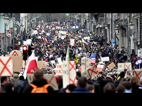 Fahnen statt Gesichtsmasken - Demonstrationen gegen Covid-Regeln