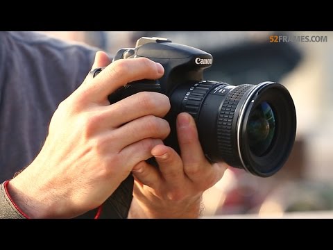 how to properly hold a dslr camera