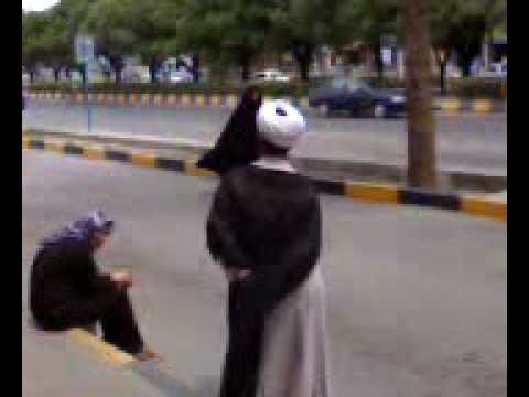 یک آخوند در حال مخ‌زنی