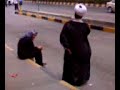 یک آخوند در حال مخ‌زنی