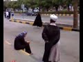 یک آخوند در حال مخ‌زنی