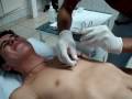 videos de Juhnin colocando piercing no mamilo.