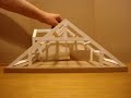 Concepts pour diviser un espace sous les combles en deux zones distinctes, par une cloison souple du type store à enrouleur... La vidéo présente une maquette de charpente, réalisée en carton-mousse.