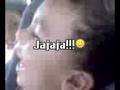 bebe cagandose de la risa