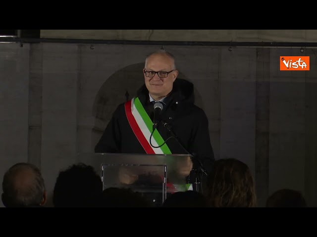 L'accensione dell'albero di Natale della Pace in Campidoglio, a Roma con il sindaco Gualtieri
