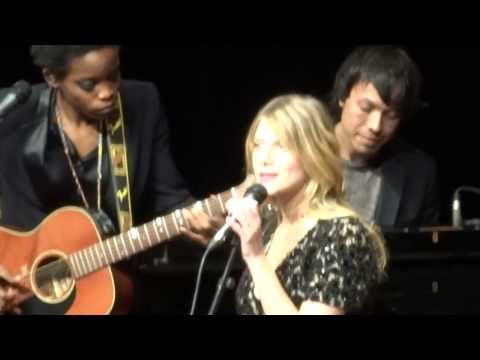 Melanie Laurent - Festival Lumière 2013 : Prix Lumière. Mélanie Laurent chante Bang Bang de Nancy Sinatra, hommage à Quentin Tarantino.