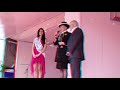 l'�lection de miss armorique s'est d�roul�e � la m�zi�re pr�s de rennes le dimanche 13 juin 2010 en m�me temps qu'une course cycliste, la val d'ille u classic. genevi�ve de fontenay �tait pr�sente et a rendu hommage � la chanteuse sophie delmas. elle est entour�e de m�lanie craignou, 2� dauphine de miss france 2010 et de bernard pichard, d�l�gu� du comit� de genevi�ve de fontenay pour la bretagne, les pays de loire, la normandie et l'auvergne. le film a �t� r�alis� avec deux appareils photos compacts sony w275 jumel�s. les deux s�quences ont �t� assembl�es par le logiciel (gratuit) stereo movie maker.