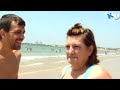 Paseando por la playa nudista