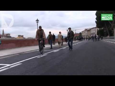 IN BICI SUL LUNGARNO TORRIGIANI RICOSTRUITO - video