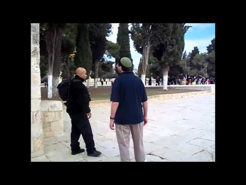 משתינות - בעוד עשרות מוסלמים ומוסלמיות צורחות פסוקי הסתה נגד קבוצת יהודים שביקרה בהר הבית, עצר השוטר אחמד את אחד היהודים המאויימים, בטענה כי הוא...