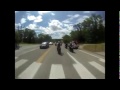 Pirueta en Moto termina sobre carro policial