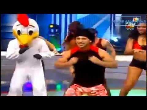 baile de la gallina - La coreografía del baile de la gallina,a la gallina la vuelven gallina broster y Ciany se vuelve pollito de carretilla.