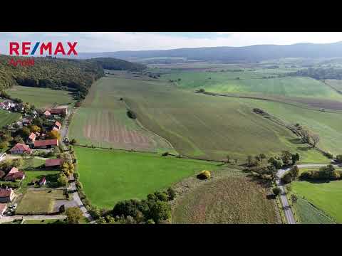 Video Jižně orientovaný pozemek 4000m² s výhledem na Brdy