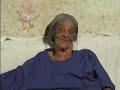 este document�rio conta hist�rias vivenciadas duas pessoas de uma pequeno povoado no interior de pernambuco. ant�nia maria de araujo senhora que mora em jabitac� distrito de iguaraci-pe, vi�va, . . oficialmente em documentos, tem 80 anos, mas segundo os familiares ela tem cem anos. casou-se muito cedo como era de costume na �poca, com seu marido j�lio tributino que faleceu de chagas, e nunca desistiu, persistiu e criou seus filhos sozinha. ela teve cinco filhos, quatro homens e uma mulher, (francisco, luiz, mauro, tadeu e terezinha.).nelsom mariano, morador de jabitac� distrito de iguaraci-pe. tem 62 anos, um agricultor e m�sico autodidata, sanfoneiro de m�o cheia, espirituoso e muito simples. casou-se muito jovem, com isabel, uma camponesa arretada, tem um filho e hoje � aposentado.