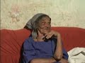este document�rio conta hist�rias vivenciadas duas pessoas de uma pequeno povoado no interior de pernambuco. ant�nia maria de araujo senhora que mora em jabitac� distrito de iguaraci-pe, vi�va, . . oficialmente em documentos, tem 80 anos, mas segundo os familiares ela tem cem anos. casou-se muito cedo como era de costume na �poca, com seu marido j�lio tributino que faleceu de chagas, e nunca desistiu, persistiu e criou seus filhos sozinha. ela teve cinco filhos, quatro homens e uma mulher, (francisco, luiz, mauro, tadeu e terezinha.).nelsom mariano, morador de jabitac� distrito de iguaraci-pe. tem 62 anos, um agricultor e m�sico autodidata, sanfoneiro de m�o cheia, espirituoso e muito simples. casou-se muito jovem, com isabel, uma camponesa arretada, tem um filho e hoje � aposentado.