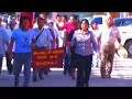 VILLA DE ZAACHILA, Oaxaca.- Con toda tranquilidad, este 16 se llevó a cabo el tradicional desfile con la participación de diferentes gremios, uniones de moto-taxis, autoridades municipales, comités de padres de familia y demás organizaciones, el cual estuvo encabezado por el edil municipal, Noé Pérez Martínez, así como por la H. Junta Patriótica representada por Floriberto Martínez Iriarte.En puntos de las 10:00 horas, el contingente formado por miles de participantes inició el recorrido desde el Altar Patrio ubicado en los portales del Palacio Municipal y de ahí caminar por las principales calles de la población.Acompañados de la banda de música Balachi, el presidente municipal, quien era el abanderado, seguía al tamborillero así como al gremio de la cabalgata y su abanderada, donde su presidente es Joaquín Martínez Barranco.De igual manera, trabajadores del Ayuntamiento participaron en el magno desfile que fue todo un éxito, detrás del alcalde primero constitucional, César Joaquín Salvador, seguido de diferentes gremios como el de Labradores y Profesionistas.Después de hora y media del recorrido, al llegar al Palacio Municipal, Noé Pérez Martínez, luego de depositar nuevamente la bandera en el Altar Patrio, desde el Balcón Presidencial presenció el paso de todos los participantes.Primeramente iban agentes municipales y comisariados de la comunidad, así como diversos comités de padres de familia jardines de niños, primarias, secundarias y telesecundarias; también comités de los diferentes pozos ubicados en esta demarcación y la subdelegación del INAPAM y grupos de la tercera edad.La buena relación existente entre los diferentes gremios hicieron que también participaran en el desfile las uniones de: Tocineros y Carniceros de la Villa de Zaachila; Camioneros Materialistas, Panaderos y caseteros del Mercado Alarí; así como los grupos CECOM y de Maguey Teotzapotlán; de igual manera Autotransportes Zaachila Yoo.La aprobación para que este desfile se realizara a pesar de la negativa del magisterio disidente, también participaron las uniones de moto-taxis: Biniguenda, Indio de Nuyoo, 13 de Septiembre, Tona Dipaa, Natividad, Coyolicaltzin, Nereidas, Coyolicaltzin Flor que Amanece, Soledad, San Pedro La Reforma, así como el Sitio de Taxis Zaachila.Finamente, acompañando a la Señorita América, al Gremio de Solteros y Carro Alegórico de la Reina de las Fiestas Patrias, iba la Banda de Música San Valentín.Para finalizar el evento, la Señorita América, Itzi Tomás Juárez interpretó Gloria a los Héroes, del compositor zaachilense, Luis Pérez Benítez; para luego, el munícipe acompañó a toda la contingencia en un convivio dentro del Palacio Municipal
