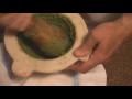 Pesto alla genovese nel mortaio