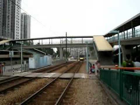 港鐵(前九鐵)輕鐵505線列車駛入兆麟站