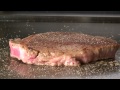 シェフが焼き上げる近江牛ステーキ