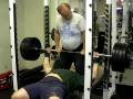 videos de Trevor warming up with 475 lb raw bench