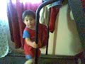 NIÑO QUE HACE EJERCICIO
