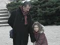 bagarre entre manon et papy sous la porte romane saint andr� d'autun