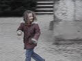 bagarre entre manon et papy sous la porte romane saint andr� d'autun