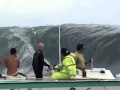 Serf estremo a Tahiti onde alte trenta metri