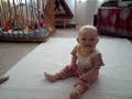 Der Tischtennisballtrick- lachendes baby Der Tischtennisballtrick- lachendes baby