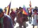 las organizaciones sociales reclaman al Congreso Nacional la aprobación del proyecto de ley de la convocatoria a los referendos dirimitorio y aprobatorio por la nueva Constitución Política del Estado. miles de marchistas parten de Caracollo hacia Panduro, las jornadas de caminata son de 25 a 30 km por día, luego de tres días de marcha se tendrá un día de descanso.