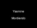 Yasmine mordiendo
