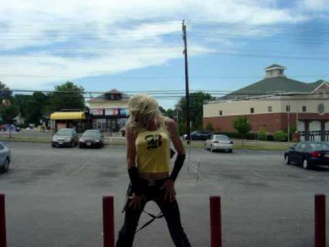 Britney Spears ( Dale Live Performance @ KOHLS On 7-1-10 )