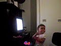 Fernandinha mexendo no computador