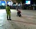 video de cuando fuimos a la feria internacional de xmatkuil en yucatan, y a uno de nuestros cuates (el sergio, uri o mact� (como quieran decirle)) lo llamaron por el animador y el que hace trucos con bicicletas para que maneje una bici de 15 cm de alto, jaja