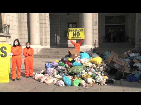 Greenpeace dejó 4 toneladas de basura frente a ministerio español