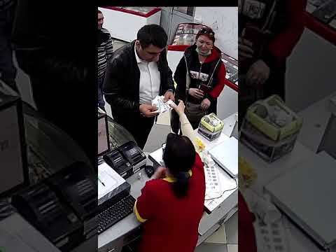 Pan szybkie rączki pokazuje sztuczkę ekspedientce