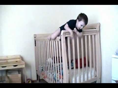 Bambino prova a scappare Bambino prova a scappare