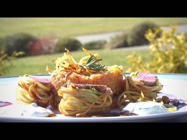Lammrücken im Kartoffel - Spagettimantel mit Ratatouille - Couscous und würzigem Joghurt